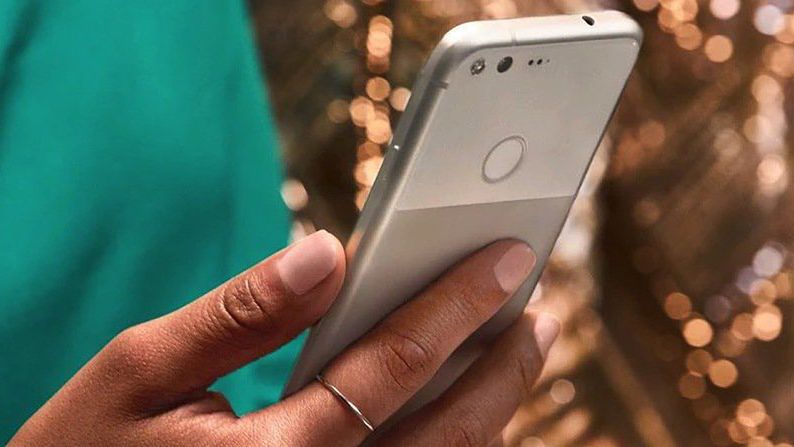 A jednak Pixelowi udało się wyznaczyć designerskie trendy. Akurat w chwili, gdy Google z nich rezygnuje 1