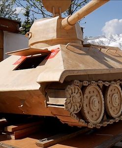 Białoruś wystawia drewniane czołgi. "Operacja maskująca"