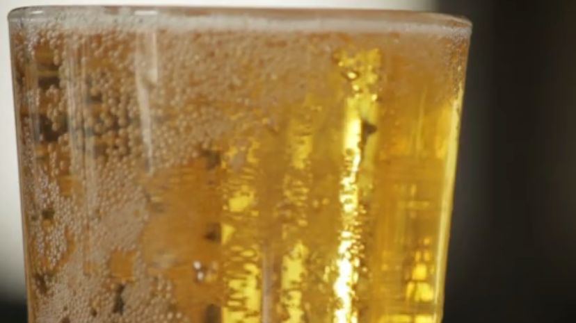 Coraz więcej osób decyduje się na ograniczenie spożycia alkoholu