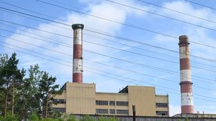 Stalowa Wola: Dłuższy sezon grzewczy opóźnił wyburzanie komina