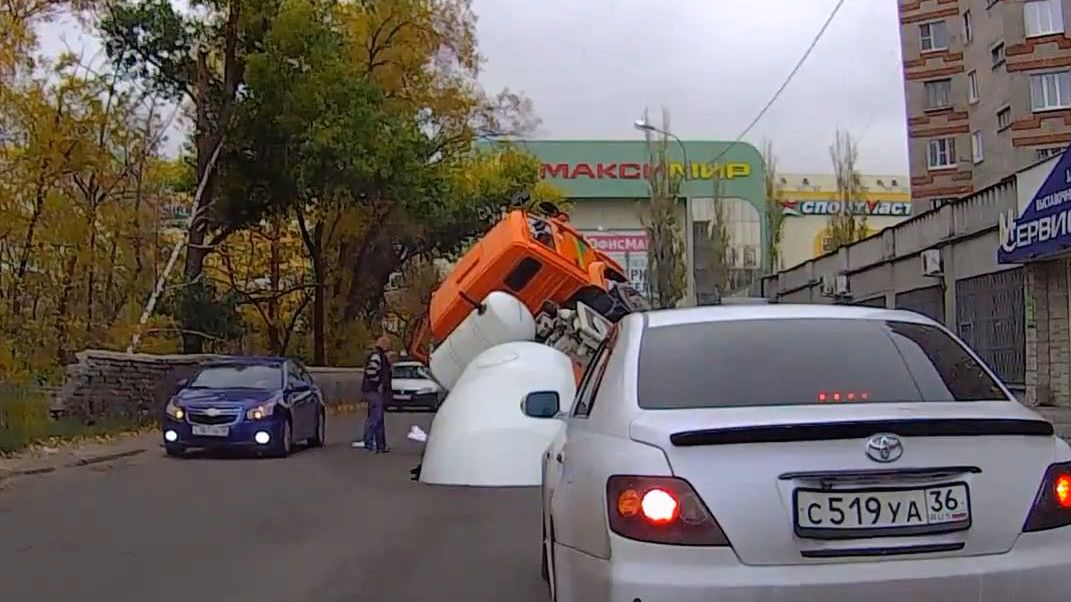 Droga wchłonęła betoniarkę [wideo] 1