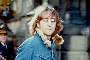 John Lennon zginął przed swoim domem. Mordercę spotkał kilka godzin wcześniej