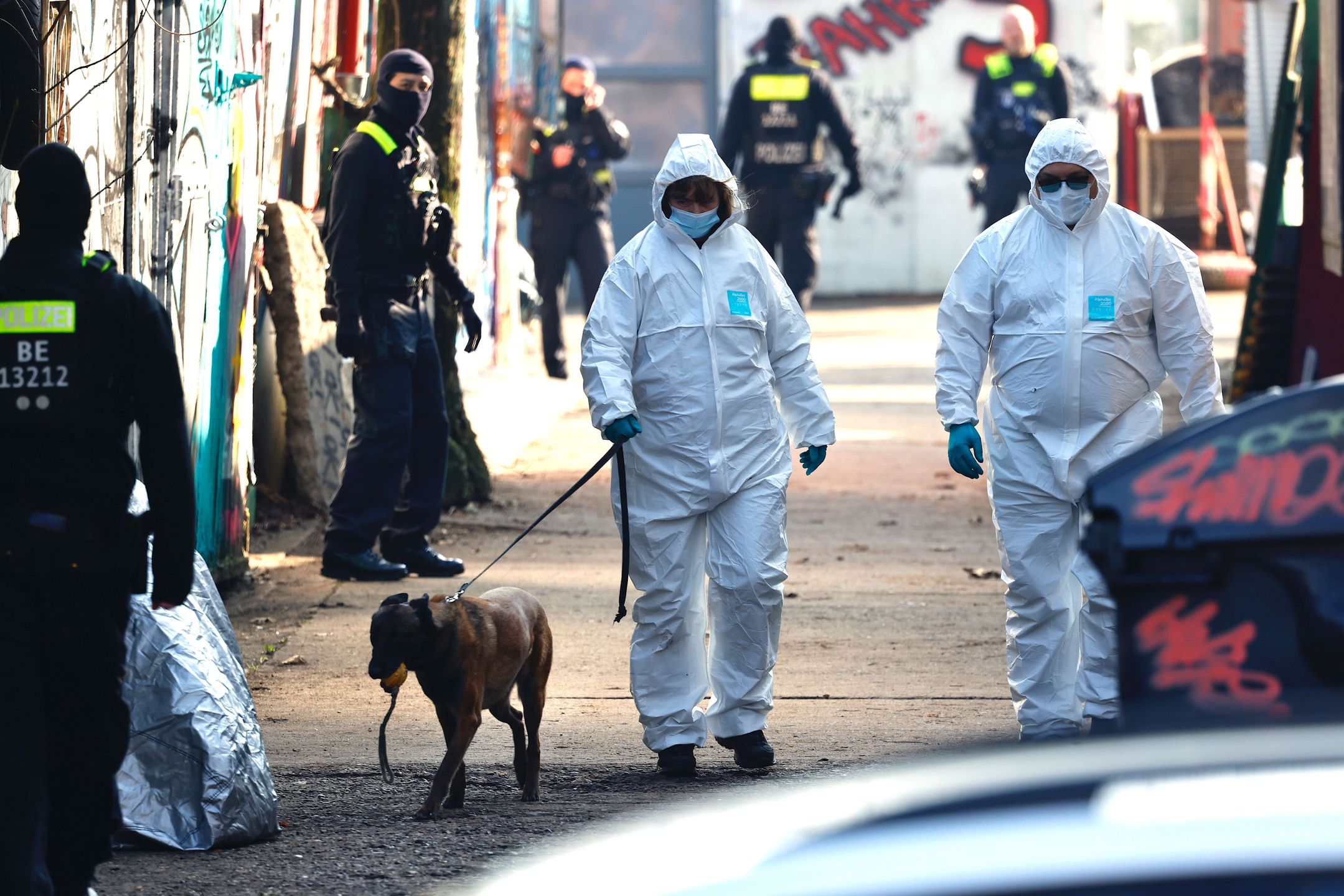 Special police units search for long-sought members Ernst Volker S. and Burkhard G. of Germany's Red Army Faction (RAF) militant group, in Berlin, Germany, 03 March 2024. The search comes after RAF member Daniela Klette was recently arrested after more than 30 years on the run. EPA/HANNIBAL HANSCHKE Dostawca: PAP/EPA.