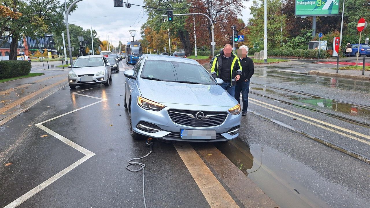 Wrocław: Samochód osobowy zawisł na przystanku wiedeńskim i zablokował tramwaje. Miejski przewoźnik wyznaczył objazdy