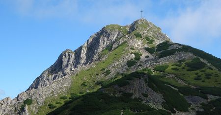Giewont. Tęczowa flaga na krzyżu. Zdjęcie z Tatr wywołało burzę