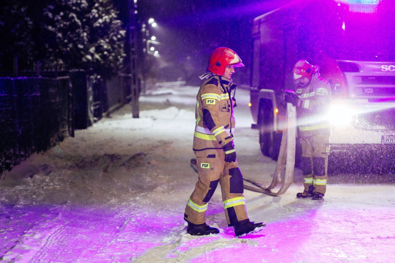 Mazowsze. Pożar w Nadmie. Spłonął garaż i auto, ogień także na poddaszu domu