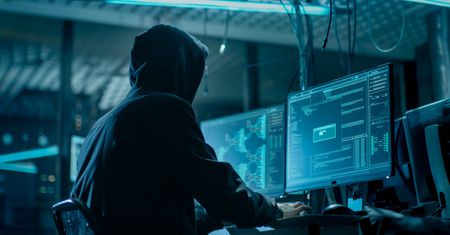 Haker zdobył i sprzedaje konta menedżerów największych światowych firm