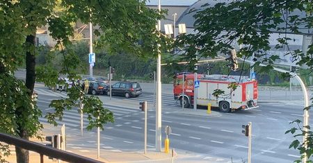 Najechanie na tył. Kolizja trzech aut. Jedna osoba poszkodowana