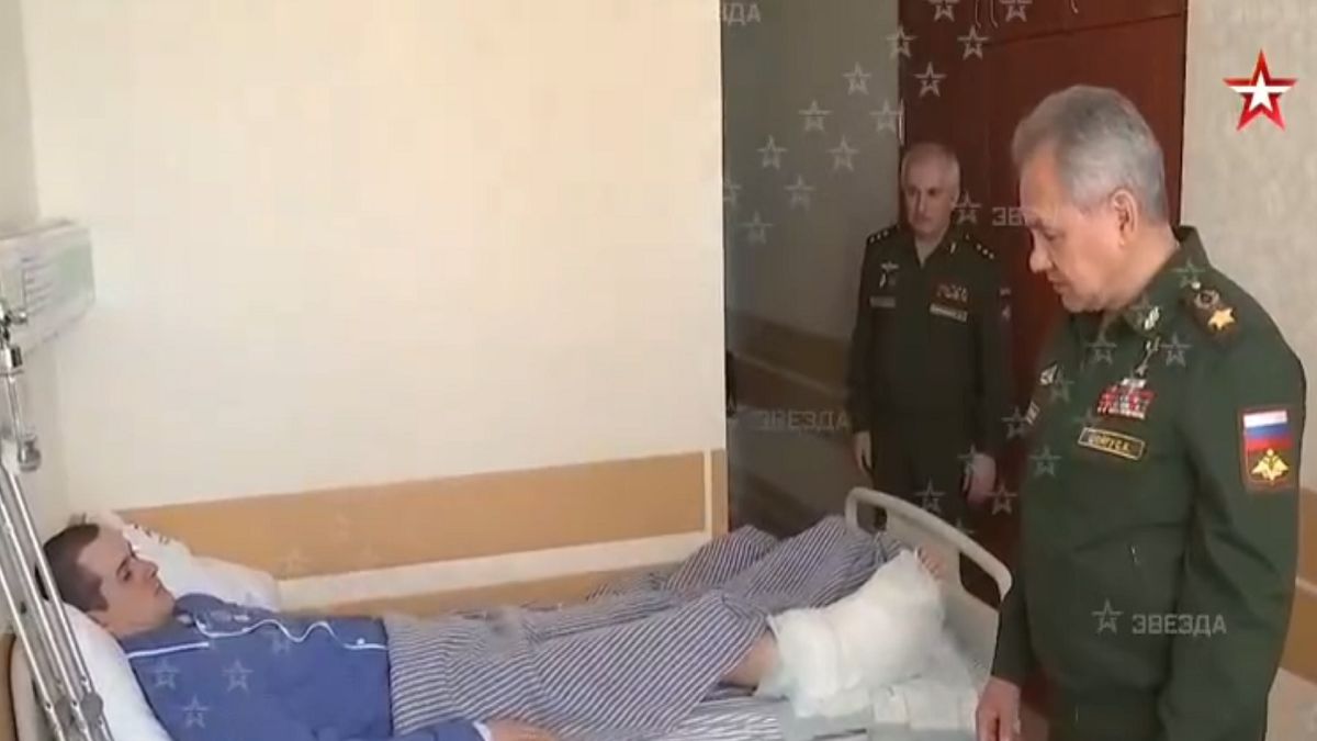 Rosyjska propaganda. Minister obrony odwiedza szpital i wynagradza "rannych"