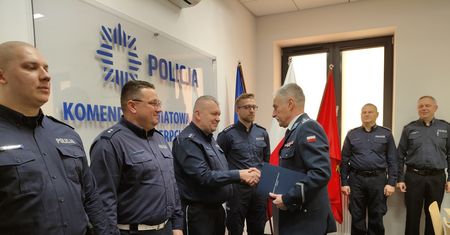Policjanci z Posterunku Policji w Gozdowie wyróżnieni za uratowanie kobiety z pożaru