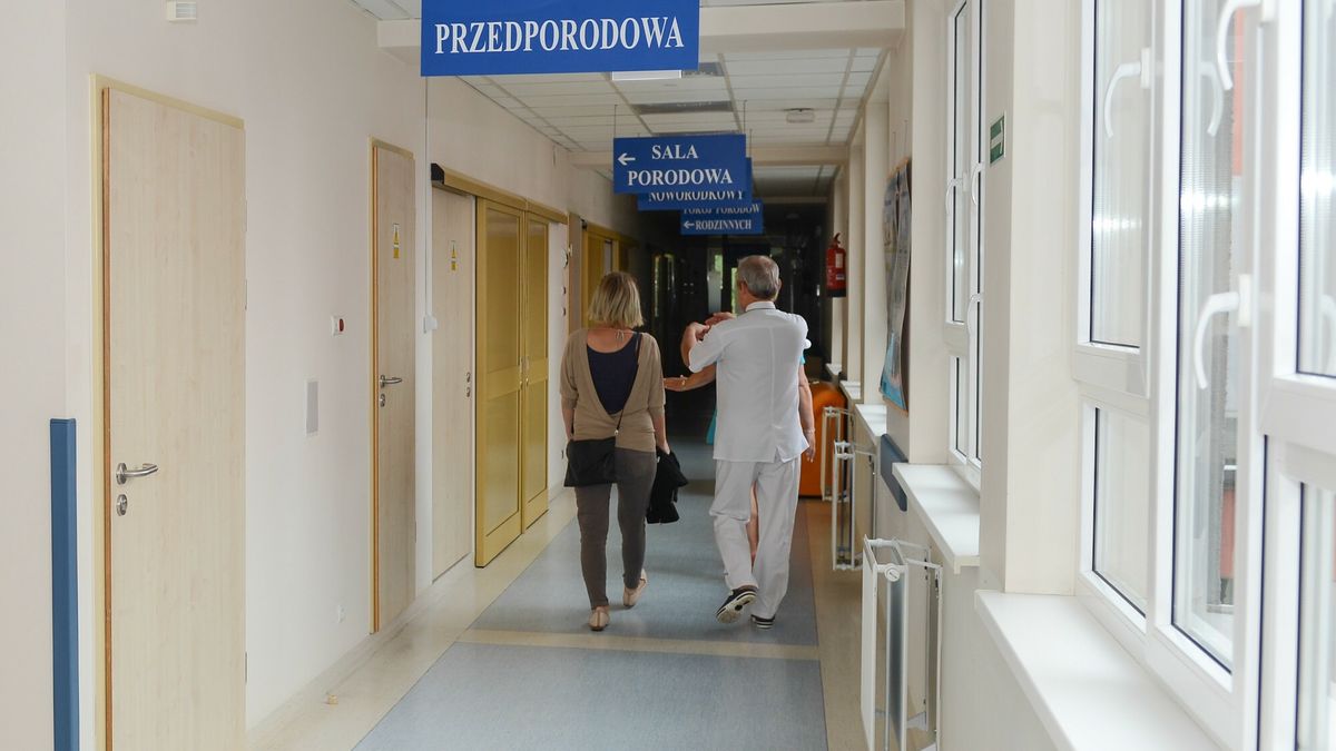 Porod�wka w Be?chatowie zaprasza przysz?e mamy
Fot. Adam Staskiewicz / East News. Belchatow Szpital Wojewodzki im. Jana Pawla II 07.09.2017. Dni otwarte na oddziale ginekologiczno polozniczym. Personel oddzialowy oprowadzal i zachecal przyszle mamy do rodzenia w Belchatowskim szpitalu N/Z blok porodowy
Adam Staskiewicz