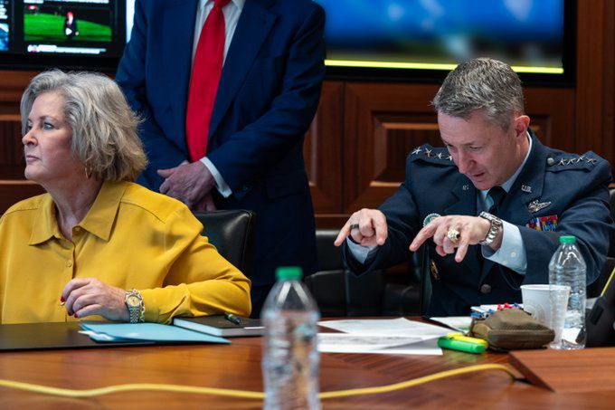 Donald Trump i urzędnicy jego administracji w Sali Sytuacyjnej
