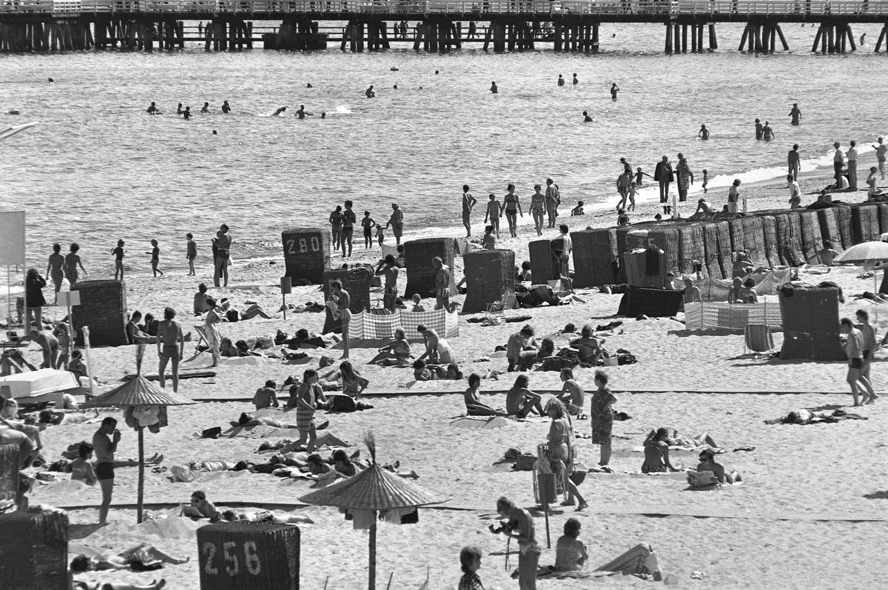Elegancko i stylowo. Plażowanie w PRL-u
