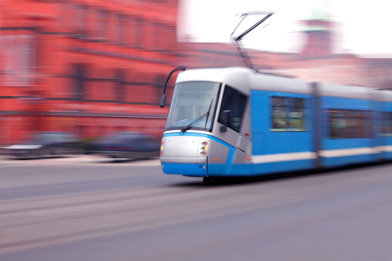 Nowoczesny tramwaj we Wrocławiu z depositphotos