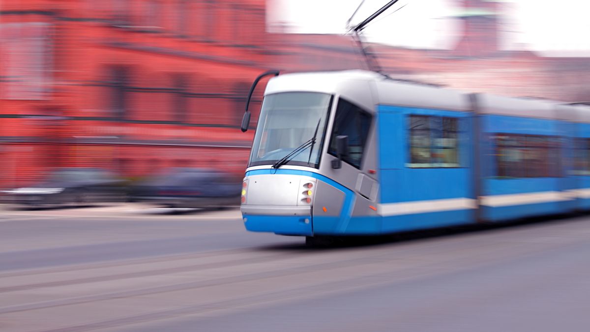 Nowoczesny tramwaj we Wrocławiu z depositphotos