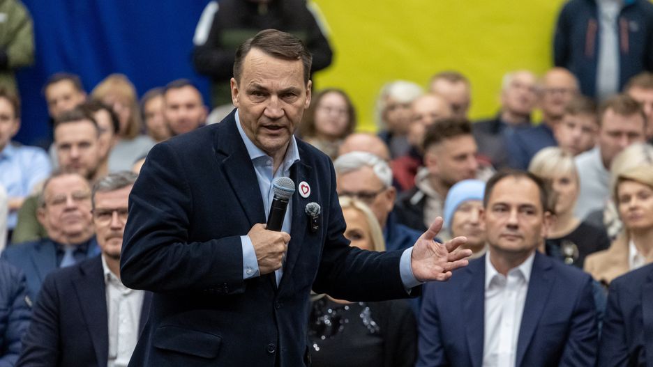 Rokietnica, 16.11.2024. Minister spraw zagranicznych Radosław Sikorski podczas otwartego spotkania z mieszkańcami w Rokietnicy, 16 bm. (mr) PAP/Paweł Jaskółka