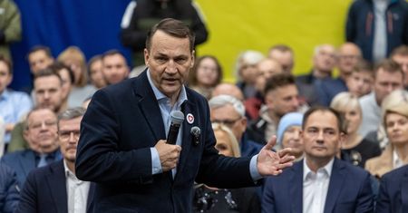 Wyproszeni w trakcie spotkania z Sikorskim. Będzie "szczerzej"