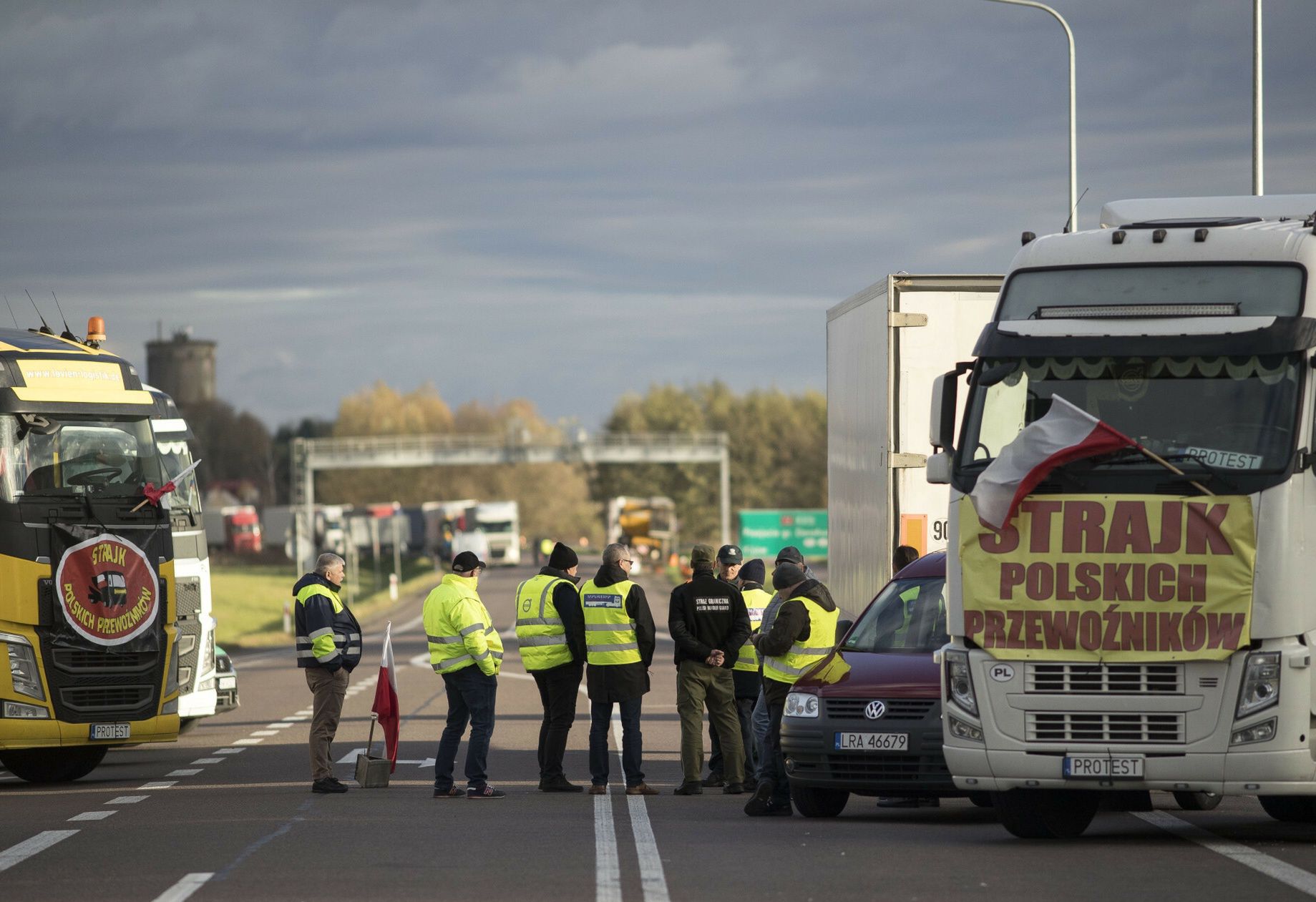 Protest przewoźników na granicy z Ukrainą.  Na fot. Blokada w Dorohusku, która jak się okazuje jednak przepuszcza pomoc humanitarną