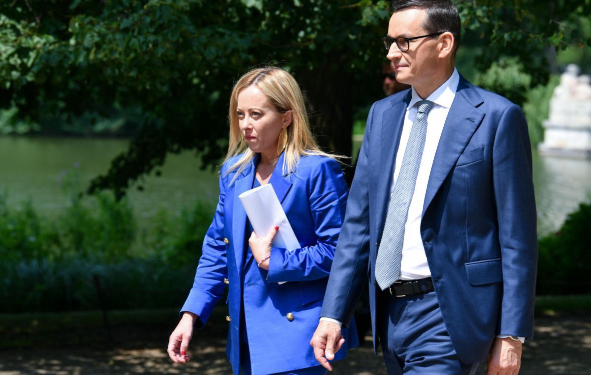 Giorgia Meloni i Mateusz Morawiecki. Sara Lucaroni: "Według niektórych komentatorów, nazywanie partii premierki Włoch reinkarnacją faszyzmu, nie jest przesadą"