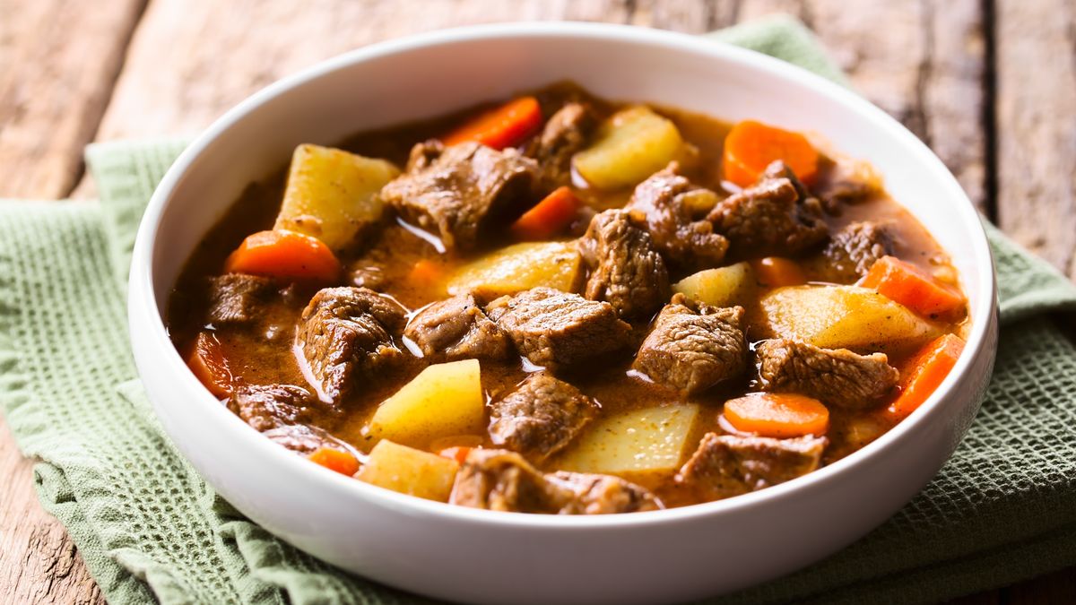 Zupa gulaszowa to narodowa potrawa węgierska. 