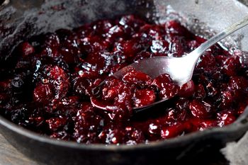 Złota proporcja sosu. Trzymaj się tych zasad, a żurawina wyjdzie lepsza niż u bacy