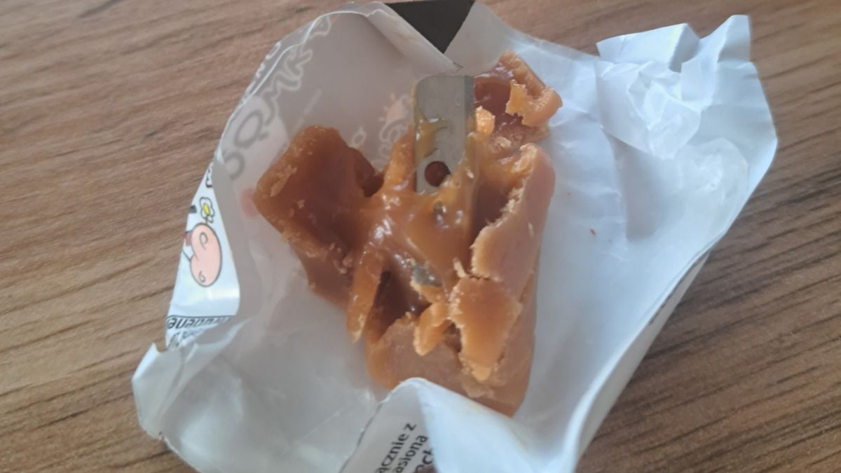 Krówka z ostrzem od temperówki.