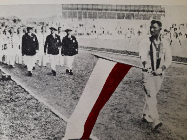 Sławosz Szydłowski niesie polską flagę. Igrzyska olimpijskie 1924. Paryż. fot. domena publiczna