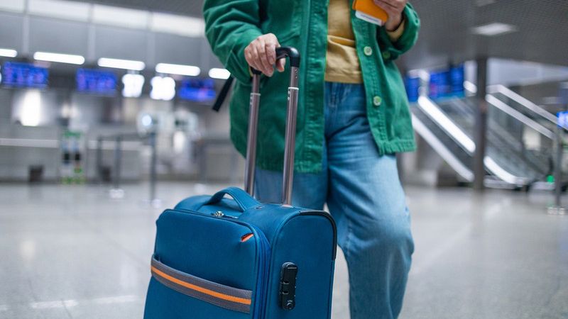 Sezon świąteczny jest jednym z najbardziej chaotycznych okresów podróży, więc warto znać swoje prawa jako pasażera. (Zdj. ilustracyjne - Getty Images)