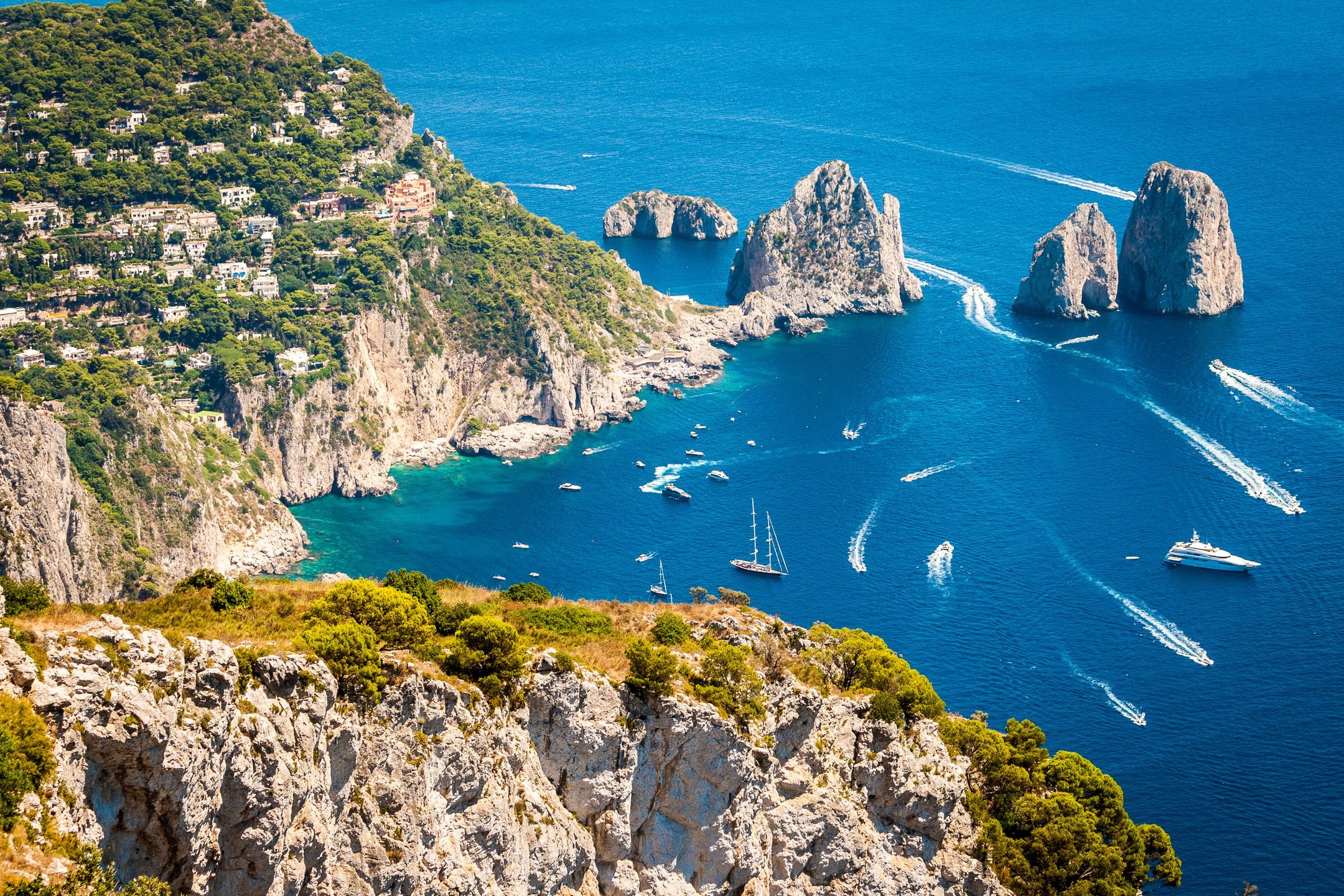 Z portu w Neapolu odpływa prom na Capri, jedną z najpiękniejszych włoskich wysp. 
