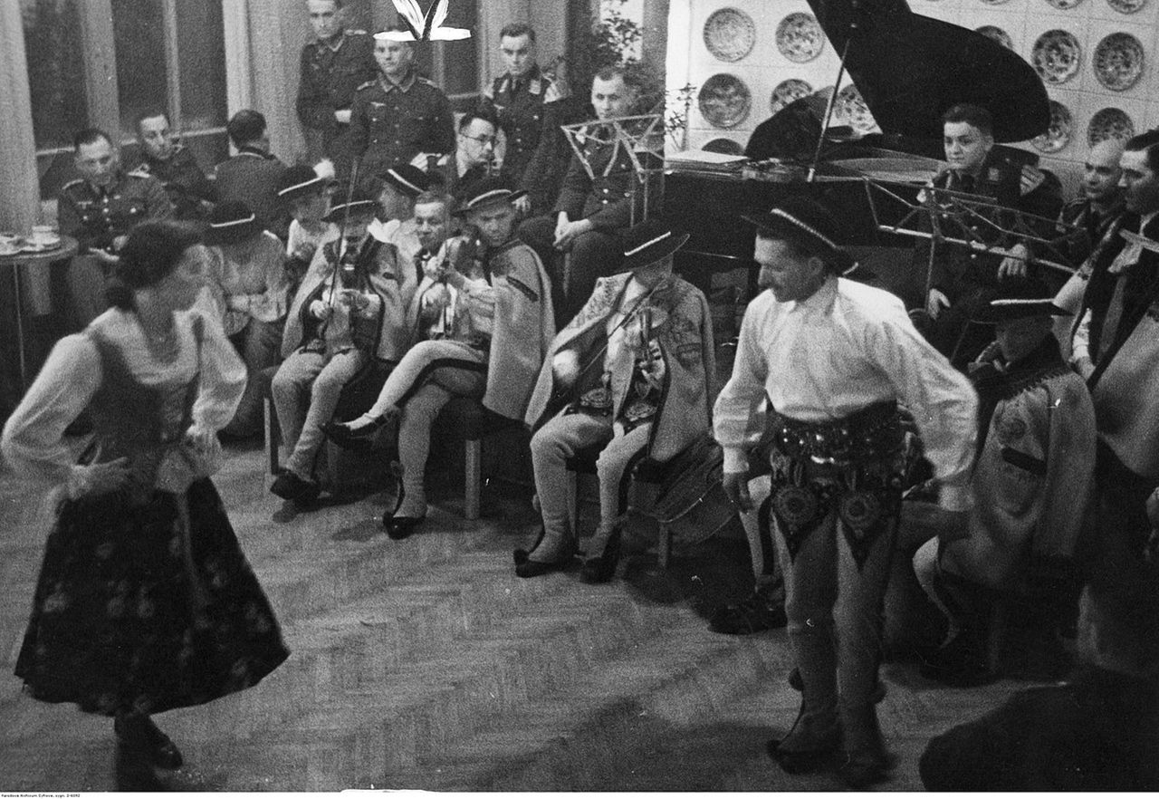 Występ taneczny górali dla żołnierzy Wehrmachtu w 1940 r.