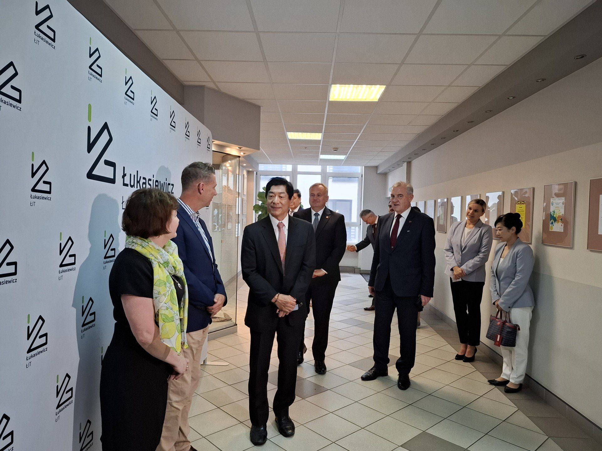 We wtorek, 29 lipca 2025, były ambasador Japonii Akio Miyajima odwiedził Łódź. Gościł w Łódzkim Instytucie Technologicznym  Sieci Badawczej Łukasiewicz oraz  w Politechnice Łódzkiej. Te dwa ośrodki odgrywają ważną rolę w procesie wspierania innowacji i transformacji przemysłowej w Łodzi i regionie. 