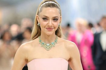 MET Gala 2026. Amanda Seyfried postawiła na pudrowy róż. Wyglądała niczym KSIĘŻNICZKA [ZDJĘCIA]