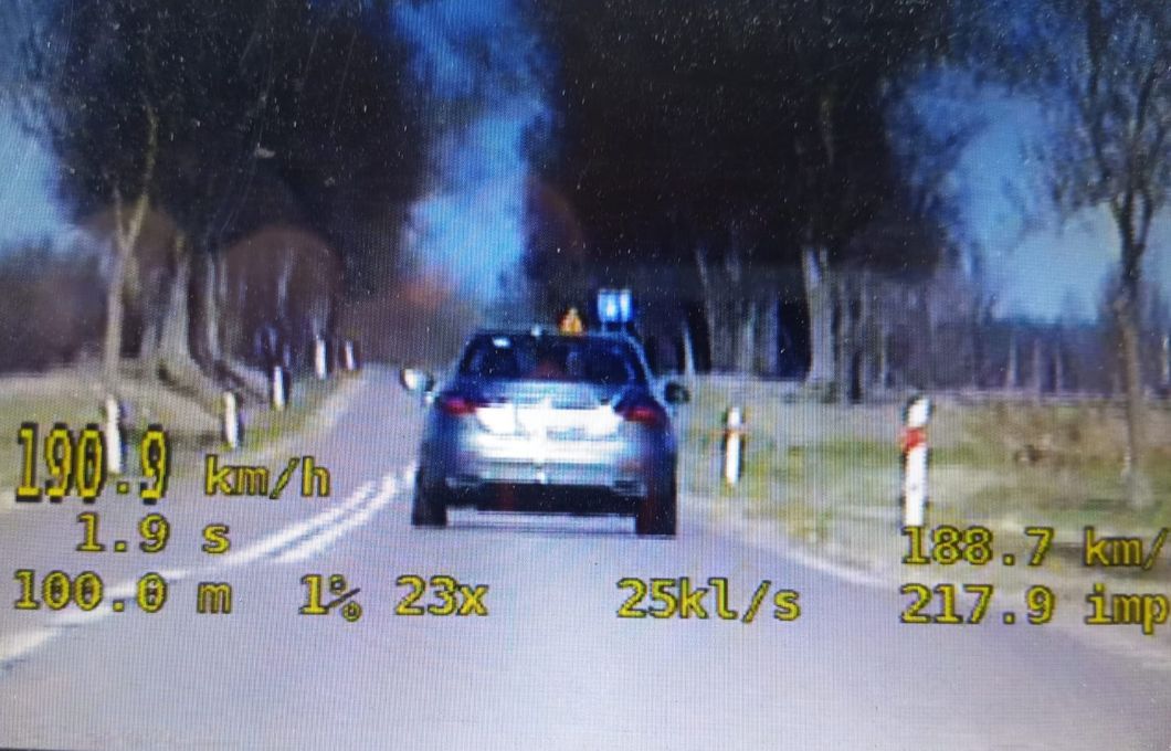 Jechała krajówką 190 km/h. Tłumaczyła, że spieszy się na spotkanie