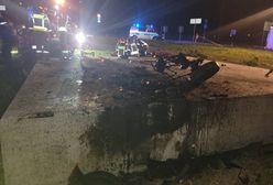 Koszmar w Rybniku. Samochód wbił się w betonowy cokół pod wieżę Eiffla