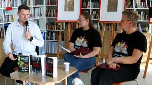 Spotkanie z "Zaczytanym gliną", czyli rzecznikiem, grudziądzkiej policji w bibliotece w Grudziądzu