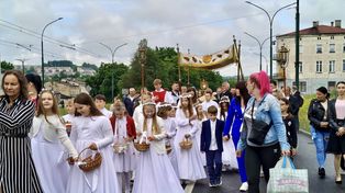 Boże Ciało 2026 w Będzinie: Tak wyglądała procesja Bożego Ciała w parafii Świętej Trójcy. Mieszkańcy przeszli ulicami miasta - ZDJĘCIA