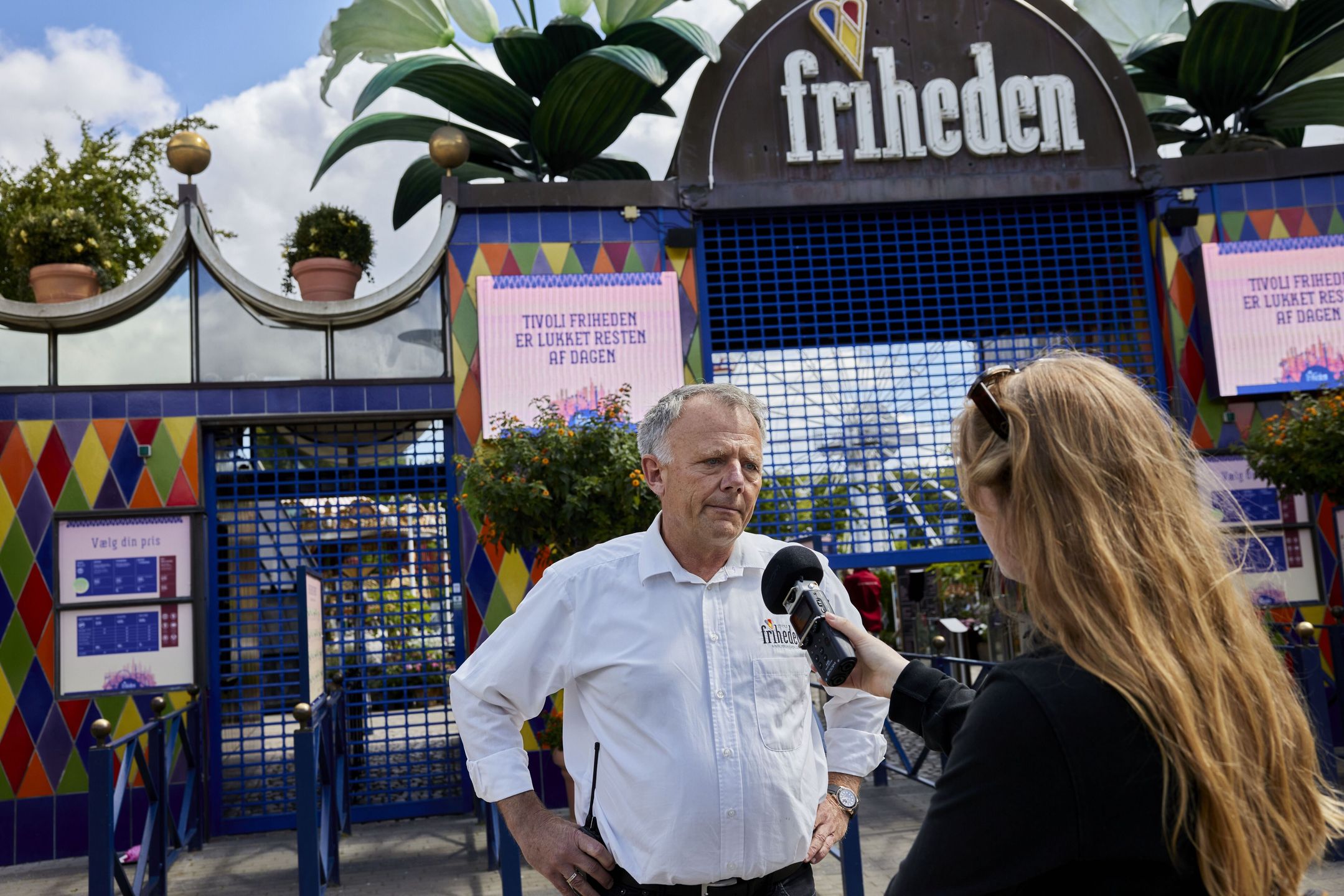 Henrik Ragborg Olsen, the manager of the Tivoli Friheden amusement park speaks to a journalist outside the park in Aarhus Denmark, 14 July 2022 after a fatal accident had happened here earlier the same day. A 14 year old girl from Copenhagen lost her life when in the rollercoaster Cobraen where several people were squished. A 13 year old boy also injured one of his hands. Investigations as to what happened are still ongoing. The amusement park has been closed for the rest of the day. EPA/Mikkel Berg Pedersen DENMARK OUT Dostawca: PAP/EPA.