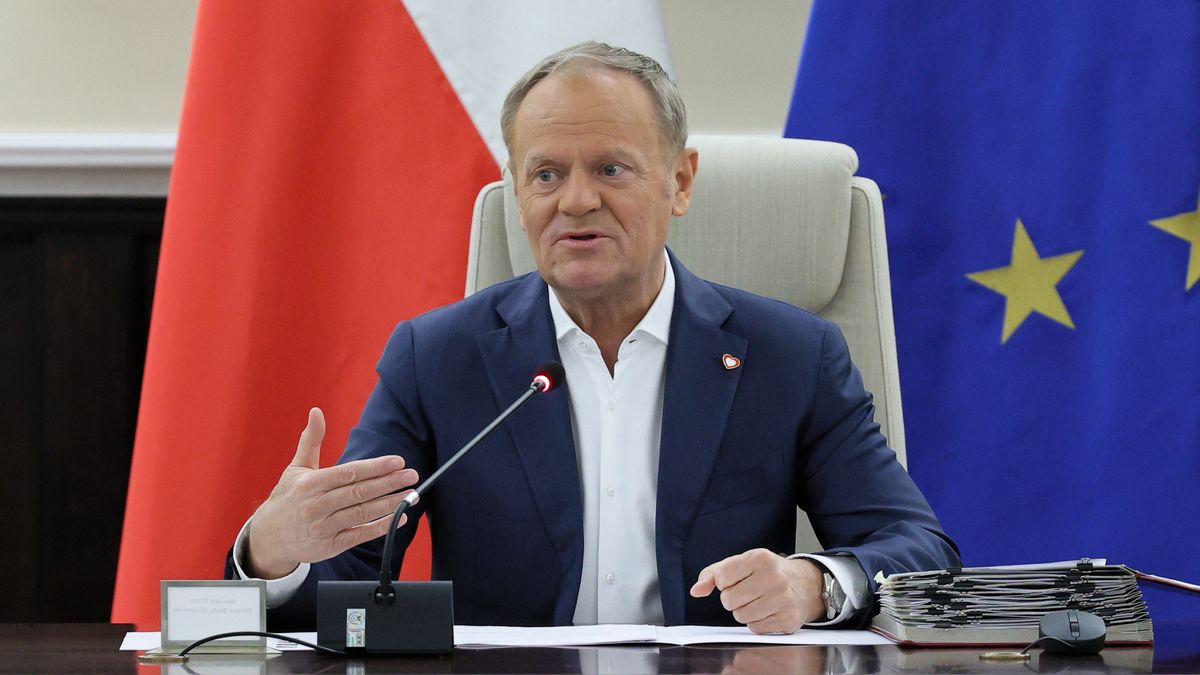 Warszawa, 25.03.2025. Premier Donald Tusk przed posiedzeniem rządu w KPRM w Warszawie, 25 bm. Ministrowie mają zająć się m.in. przygotowaną w MFiPR uchwałą dotyczącą przekierowania środków z KPO na nowy Fundusz Bezpieczeństwa i Obronności. (mr) PAP/Rafał Guz