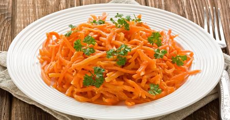 Wystarczy pół łyżeczki. Surówka będzie smakowała jak z najlepszej restauracji