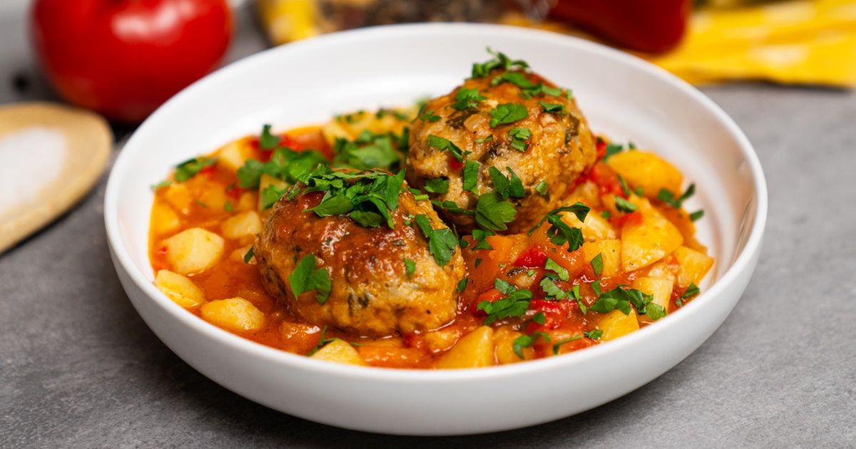 Zamiast gotować w kilku garnkach, wrzuć wszystko na jedną patelnię. Tym obiadem będzie zajadać się cała rodzina