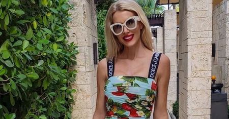 Aneta Glam bawiła się na plaży. Założyła przezroczystą spódniczkę