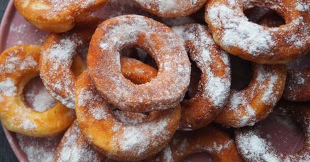 Robi się je ekspresowo z twarogu i jajek. Zwykłe pączki nie mają szans
