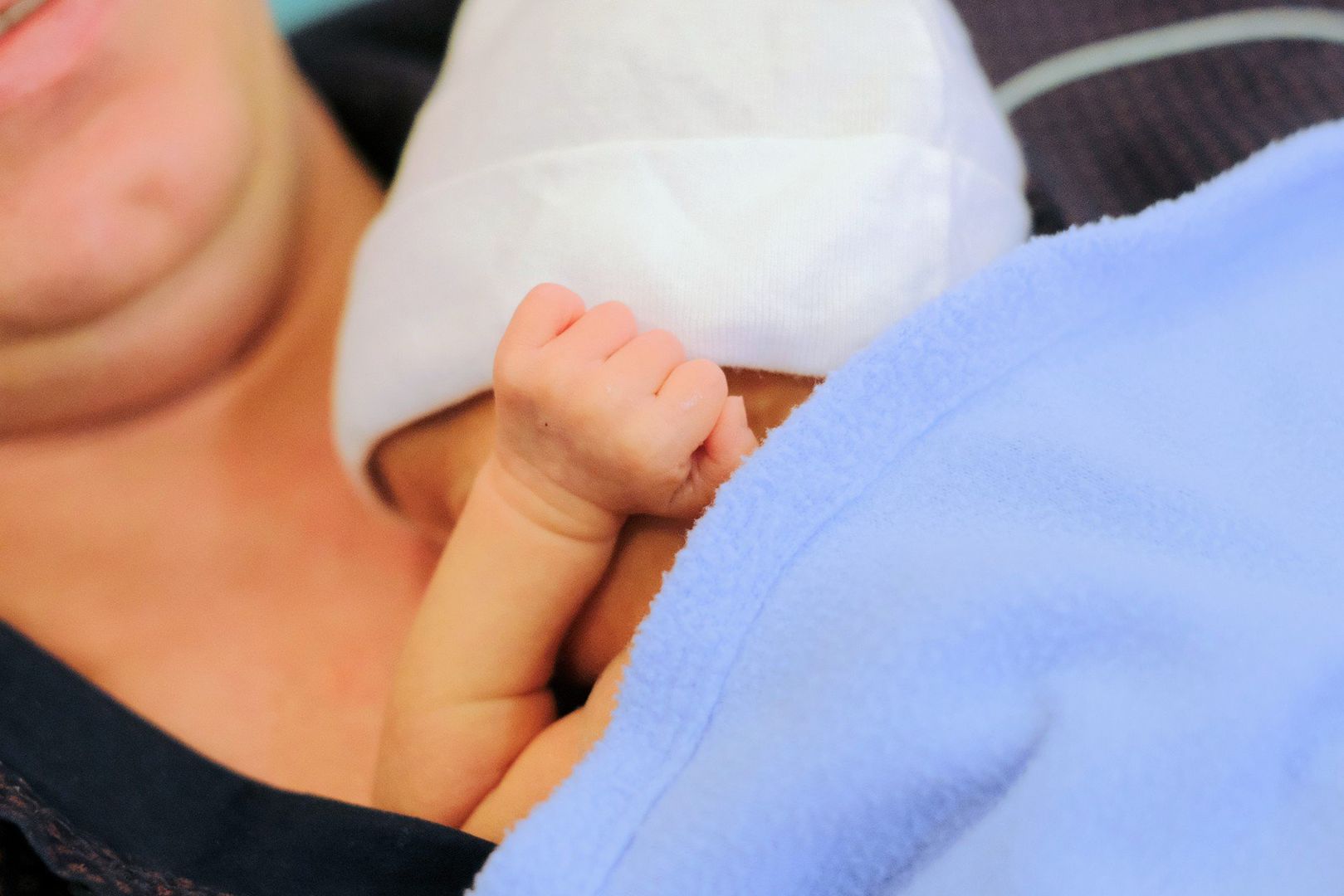 Nowe przepisy przewidują dodatkowy urlop macierzyński dla rodziców wcześniaków i dzieci hospitalizowanych po narodzinach. Długość urlopu wynosi od 8 do 15 tygodni i zależy od wagi oraz tygodnia ciąży, w którym urodziło się dziecko. Dla noworodków urodzonych przed 28. tygodniem ciąży lub ważących poniżej 1000 g przysługuje 15 tygodni urlopu, a dla dzieci urodzonych między 28. a 36. tygodniem – 8 tygodni. Rodzice muszą złożyć wniosek wraz z zaświadczeniem lekarskim.Za ten okres przysługuje zasiłek w wysokości 100% podstawy wynagrodzenia. Nowe przepisy wejdą w życie po 3 miesiącach od ich ogłoszenia.