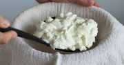 Wymieszaj z jogurtem i wrzuć na sitko. Taki ziołowy serek na kanapki jest o wiele zdrowszy