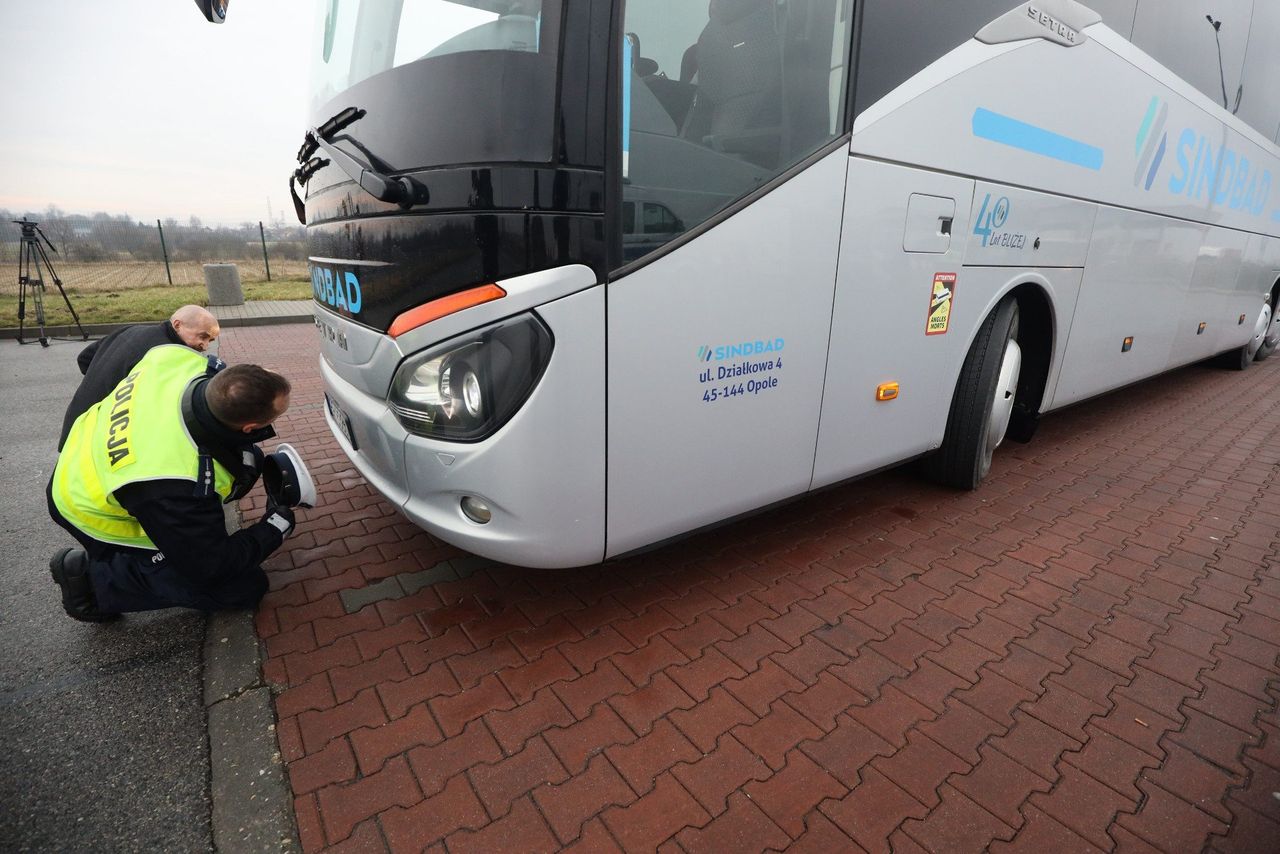 Legnica: Policjanci sprawdzają autokary wiozące ludzi na wakacje