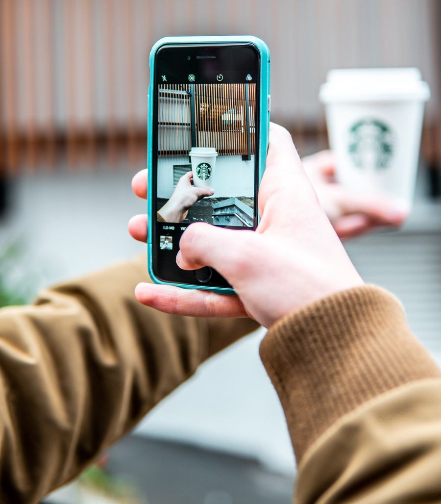 Pracownik Starbucks odniósł sukces na TikToku. Został zwolniony ze stanowiska