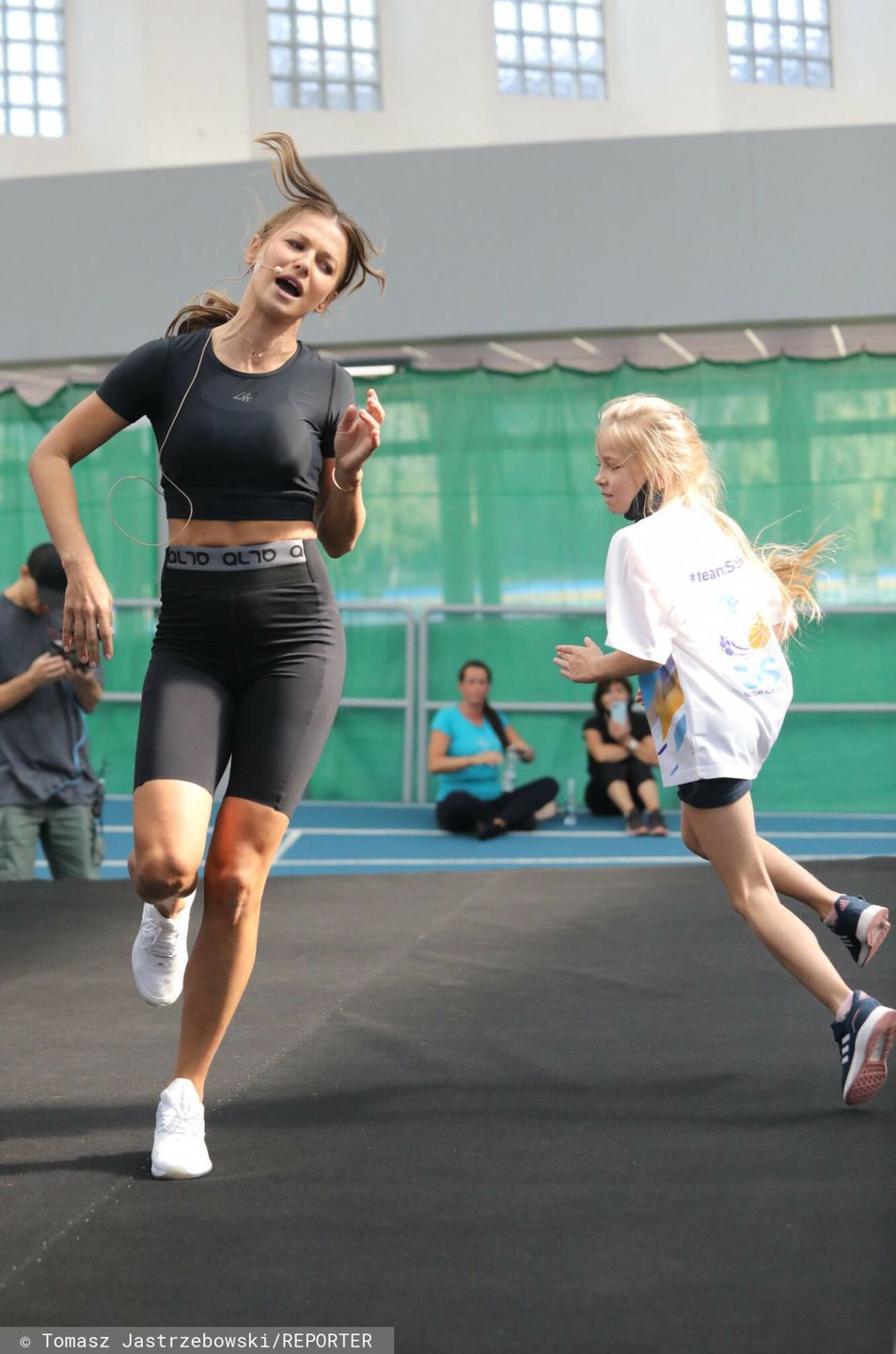 Anna Lewandowska ćwiczy z dziećmi