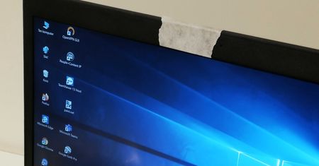Koniecznie zaklej kamerkę w laptopie i smartfonie. Teraz to szczególnie ważne