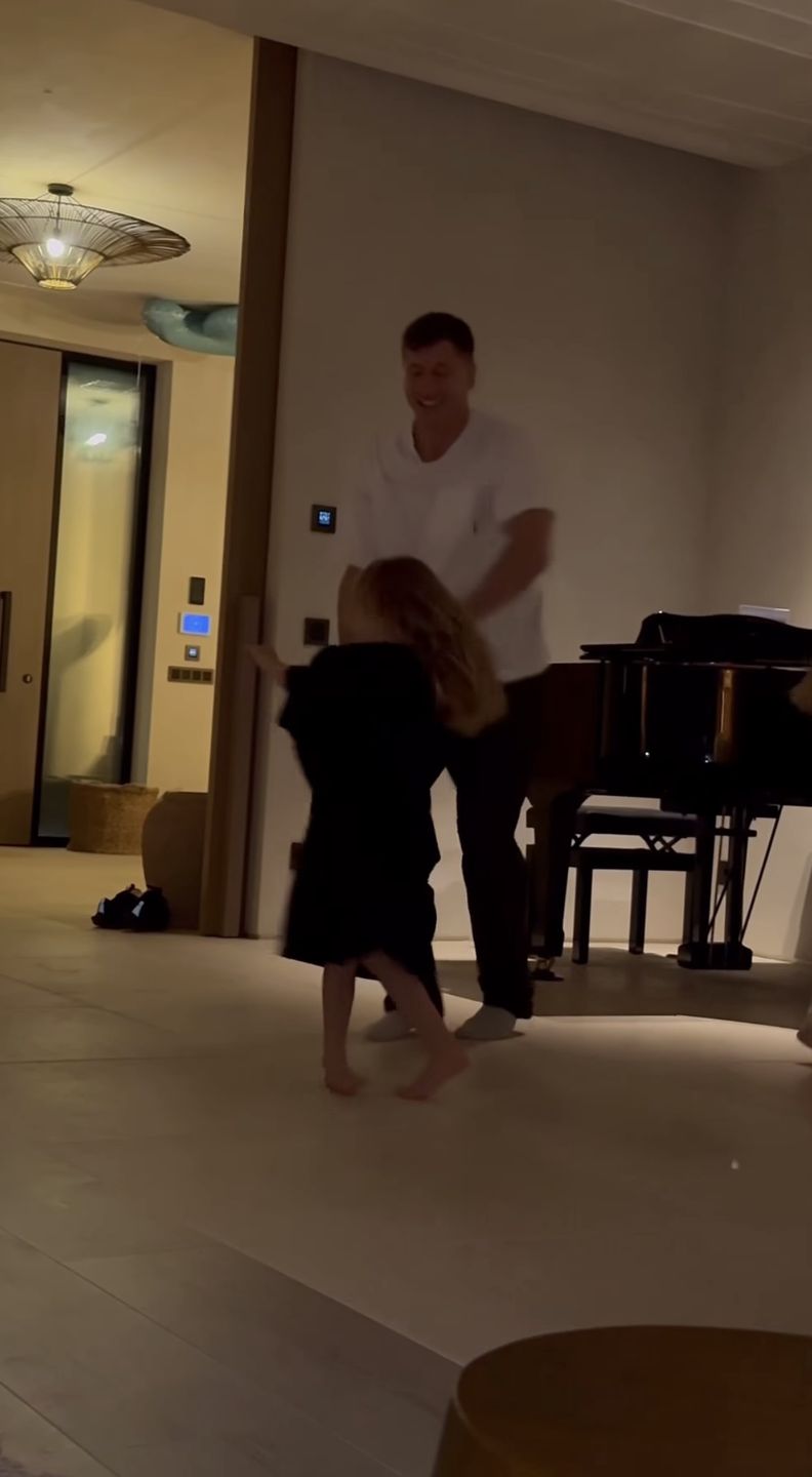 Robert Lewandowski tańczy z córkami