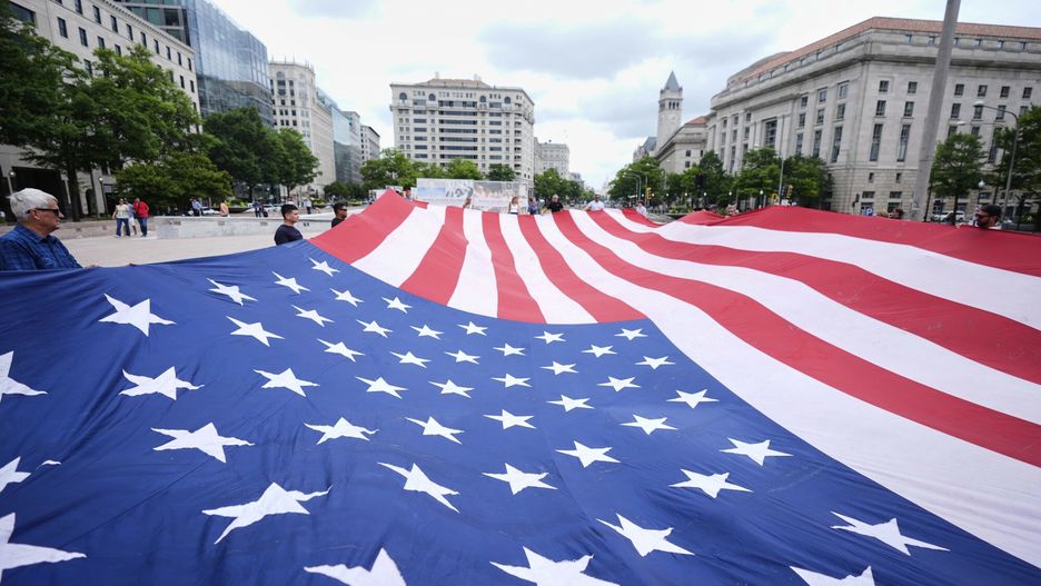 Wielka defilada wojskowa w Waszyngtonie
People hold a large American flag at Freedom Plaza before a parade commemorating the Army's 250th anniversary, coinciding with President Donald Trump's 79th birthday, Saturday, June 14, 2025, in Washington. (AP Photo/Manuel Balce Ceneta)
Manuel Balce Ceneta